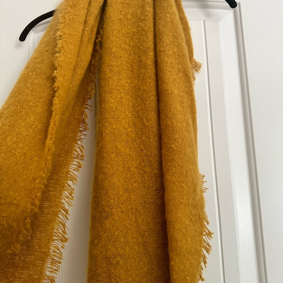 Anthropologie Joyeux Fuzzy Boucle Oversized Cozy Scarf - Picture 4 of 4